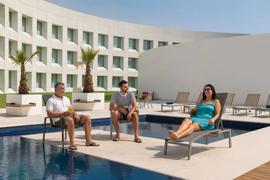 Huespedes en la piscina del Nh Collection Hotel Terminal 2 aeropuerto Ciudad de Mexico